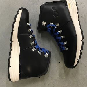 NWT men’s Danner Mountain 600